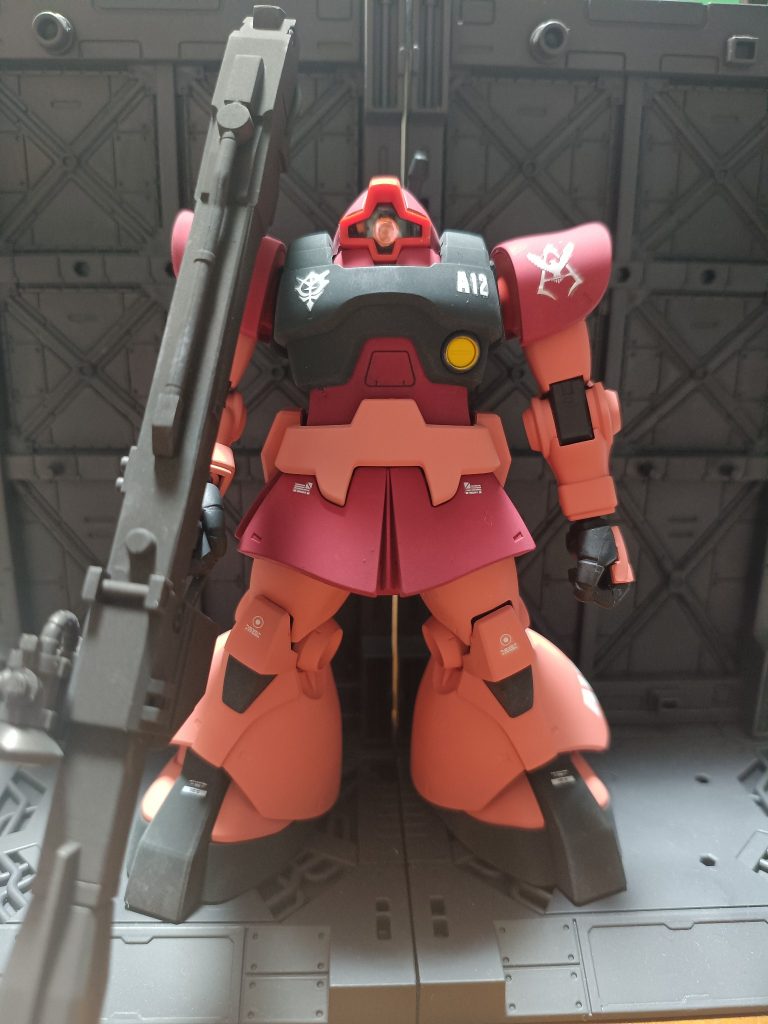 実際のシャア専用リックドムは肩やスカートパーツは黒系だけどシャアレッドの塗料が余ってたのでシャアザクっぽくしてみた