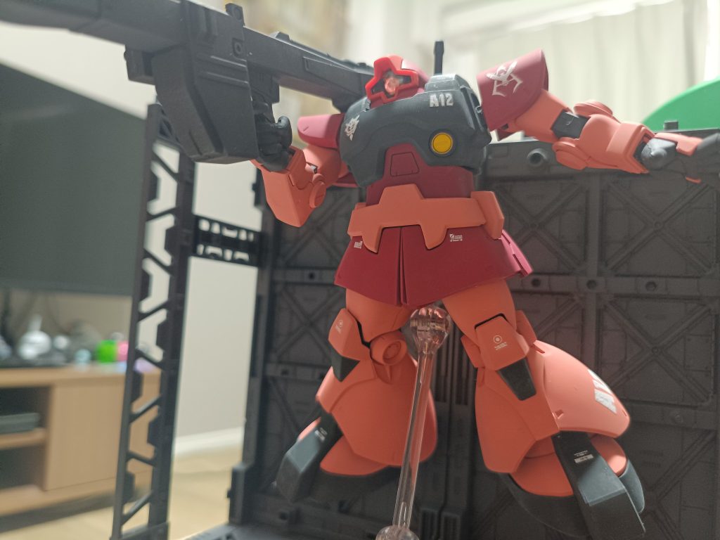 小説版に登場した機体だがシャアに「こんなものではガンダムに勝てるとは思えない」と言われた不憫な機体