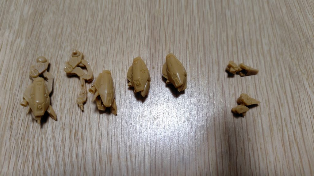 リ・ガズィは、差し替え式とはいえ、デフォルトで変形対応してるのは本当に凄いです。足首より下に関してはこの小ささにして、可動ギミックもあって本当に驚かされます。何気に腰も前後少し曲がります。凄い！