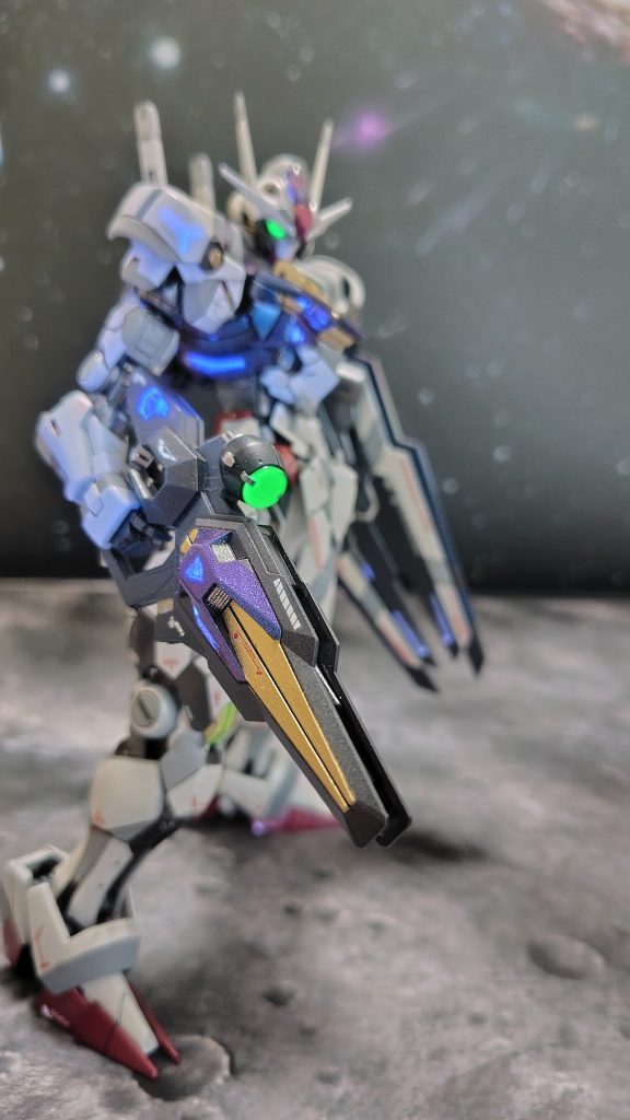武器については、3パーツのモナカだったのでマスキングして細かく色分けしてみましたが、カッコよくなったのでは？マットのグレー、パールブラック、ゴールド、さらにボディで使った偏光ブルーの4色。割とこだわりポイントです。