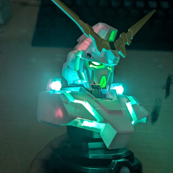 ユニコーンガンダムの胸像センサーライト
