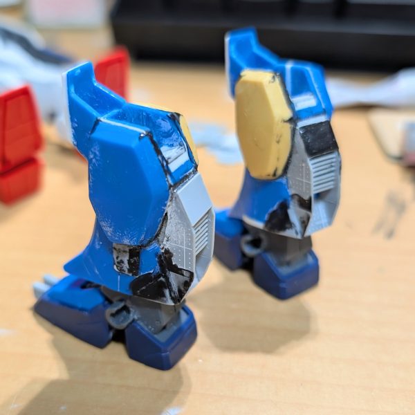 足のふくらはぎ?のパーツを変えました。脚部後ろの増加装甲&排熱ダクトの続き。 結局、自作したパーツが気に入らなかったので、元あるやつをおゆまるで型取ってパテで複製しました。 今は排熱ダクトの下に、ネモみたいにスラスターを付けるつもりなんだけど、形を丸にするか四角にするかで悩み中。(全身を同じ形のスラスターで統一したいのでそういったのも込みで考え中) 最近は、段々と何を目指して改造しているのか、完成形のイメージができなくなってきて制作が遅くなってる……😭一応は、EXAMシステムを強化した地上戦用の機体って設定のつもり。(3枚目)