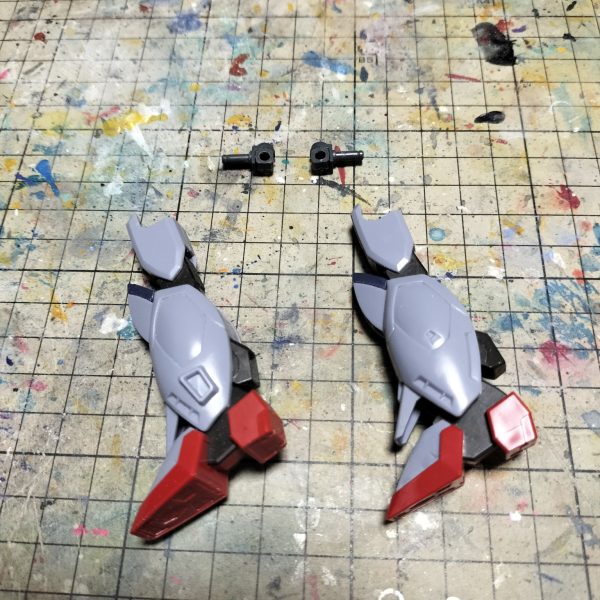 股関節の可動域を広げたかったのでリヴァイブ版ガンダムのパーツをカットして移植しました🫡初めての移植でちょっと緊張しました💦パーツを切った貼ったしました😱もう後戻りはできません😞ネットでは昔のHGなのでスタイルが悪いとかいろいろ書かれていたのですがスタイルは好きです。可動域を広げれば、もっとカッコよくなるのではっ❗と思い頑張っています💪（3枚目）