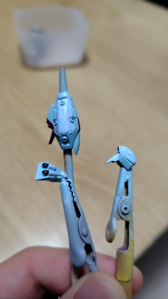 こちらは筆塗りで色分け。一応濃いめと薄い水色との2色です、、、が、ここはシンプルに1色でも良かったかも(gundam-kao10)個性を出したくて塗り分けたくなるんですよね。でもシンプルなほうがかっこいいのかな(gundam-kao1)やりすぎ感がちょっと気になります(zaku-kao9)これもめちゃくちゃ悩んだんですけどね。