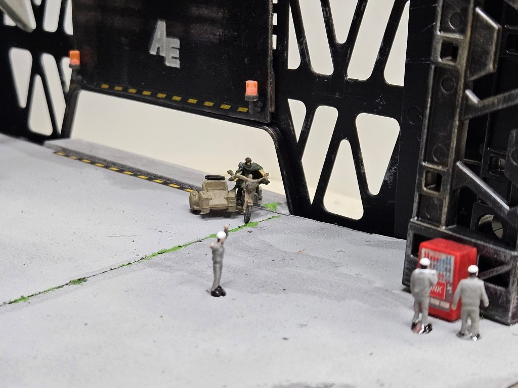 亜熱帯地方のフィリピン ダパオ基地をイメージし、雑草と自販機も。フィギュアは自立しないので、レジンで固めてみたら、しっかりと自立してます。