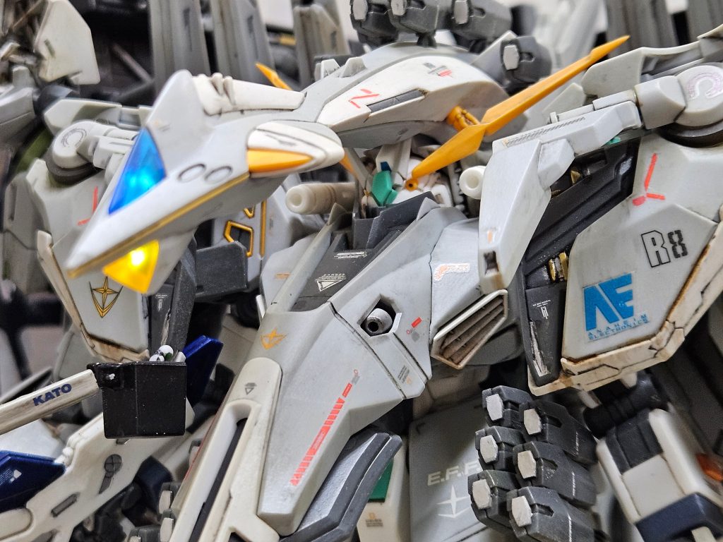 せっかくの製作依頼ですので、普通に組むのは嫌だったので、意地で電飾を入れてやりました。