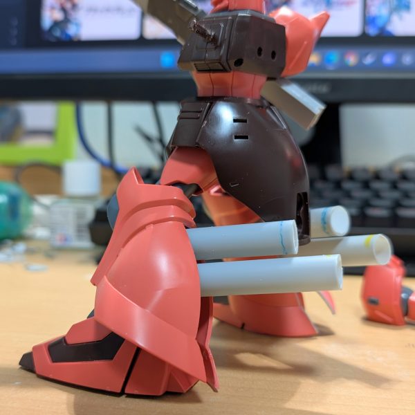 名付けて、ググアイン……？&nbsp;&nbsp;毎度のことながら、現在制作中のブルーディスティニーから脱線して気分転換中。&nbsp;&nbsp;ゼクアインが欲しい!!　けど、プレミア価格で高すぎて手が出せない……&nbsp;ならいっその事、なんちゃってゼクアインを作ろう!!　っていうノリと勢いで思い付いた行き当たりばったりの制作です 笑&nbsp;&nbsp;今んところ、脚部の推進剤タンクとなんか長ーいライフルを制作中。ライフルはガーベラテトラみたいに脇で挟めるようにしてるけど、腕の可動範囲的に干渉するので後でそこを直す予定。&nbsp;&nbsp;のんびり地道に制作していきます♨（4枚目）