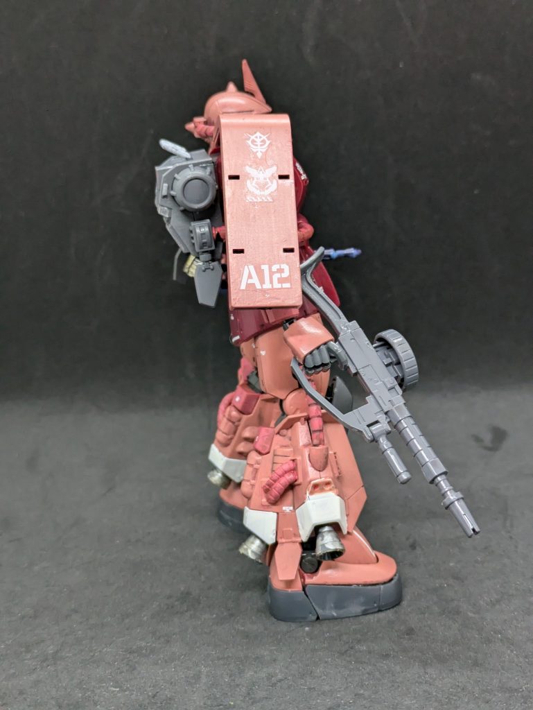 キットには水転写式デカールと豊富な武器が付属します。対艦ライフルが特にカッコイイです。ディテールが細かいので、私のようにスジボリとかしない人にも嬉しい仕様。墨入れが映えますがエナメルで墨入れしたら、顔の口のパーツが割れました・・・。ショック。