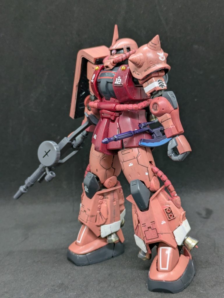 うーん、しかしイマイチだなー。ガンプラ作っている時に思うこと、その１ー。自分のはあんまりカッコよくないのに、他の方の作品は凄くカッコ良く見える現象。脚部の白をアクセントと思って塗ってみましたが、これが良くないのかなー？