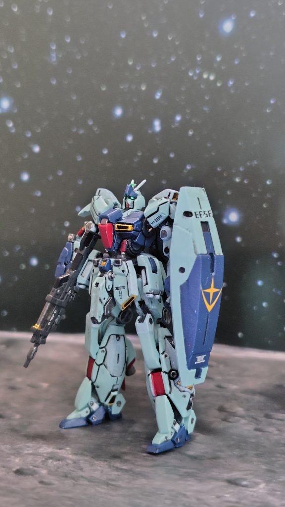 モノアイのビコーンは正面からは割とキツイ（笑）のでこの角度で(zaku-kao4)今回色はメッチャクチャ悩みました(gundam-kao10)他の方々の作品見てるとホワイトっぽい色やグレイッシュな色がかっこよく見えて、そっちにもしたくなったんですが、いろんな機体とも並べるつもりなんで、あえてアニメに近いブルー強めでいきました。まぁでも良い色になったかな？