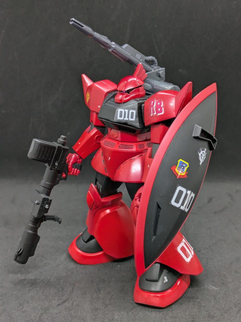 【結局B型なの？C型なの？角はあるの？ないの？】ジョニーゲルググの謎（？）で旧MSVの箱絵はアンテナがありません。MG のVer.1.0ではゲルググキャノンとして発売されています。諸説ありますが、私はゲルググは武装換装を容易に設計されているため、C型武装の時に撮影されたものがあるということ。ジョニーが少佐に任官されたのが終戦4週間前説があるので、それまではツノ付きのゲルググの配備が間に合わなかったということでアンテナ無しの時もあった？ということで落ち着かせています。