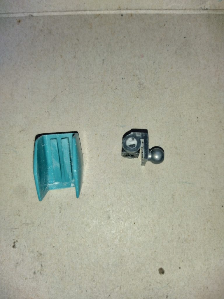 肩は肩アーマーの内側にクロスボーンの軸とポリキャップの受けを切取り移植してます。前腕ですが少し長い気がしたので手首側の段差で