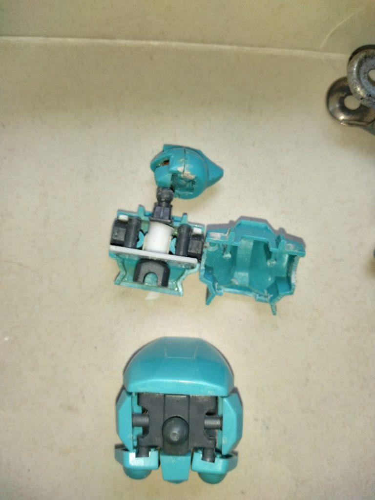 頭部と胴体の製作途中です。首はクロスボーンの首のポリパーツに交換しそのままでは首が長くなるので頭部のボール受けを深く彫り込んでます。肩の付け根もクロスボーンのポリパーツに交換し多少前後にスイング出来る様になってます。あとジャベリンユニットが腕に干渉するので背中に1ミリのプラ板を貼付けてます。腰との接続にはボールデンアームアームズのボールジョイントを使用してます。腰はVフレームをそのまま使用してます。