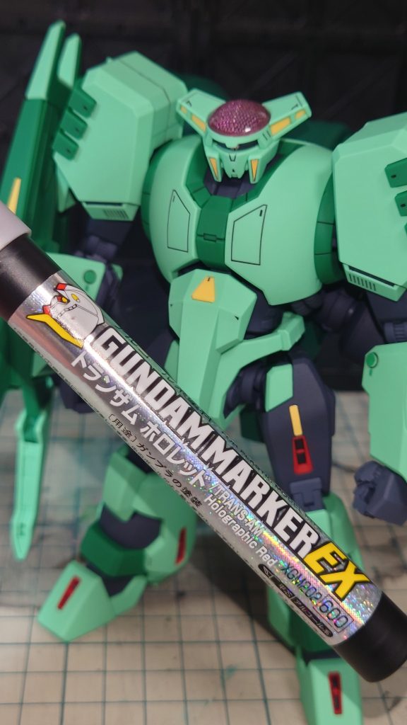頭部レドームにはパーツの裏をガンダムマーカーEXトランザムホロレッドで塗ってます