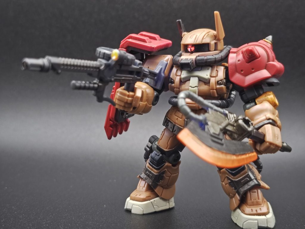 マシンガンのスコープもモノアイ同様、百均テープ＋レジンで。ヒートホークはクリアパーツだったので刃先をマッキーの茶色で放射状に塗った（線を引いた、に近い）後、リアルタッチマーカーでボンヤリ塗りました（確か）。