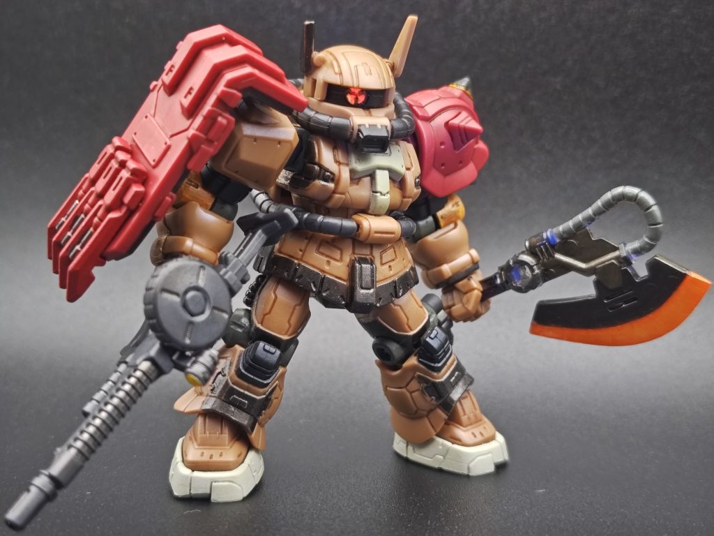 付属武器はマシンガンとヒートホーク。マシンガンの造形はこの弾オリジナルでバレル少し長め、精密めです。部下の方々のザクにはヒートホークが付属しません。