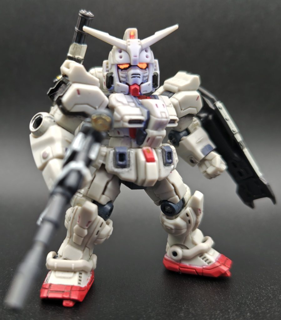 関節と色が足りない部分を水性アクリルマーカー等で塗装しました。スミ入れはコピックライナーです。目付きが悪い。復レクの監督は08小隊が好きで、EZ8っぽいガンダムのデザインになったとか。そんな話を聞いた気がします。