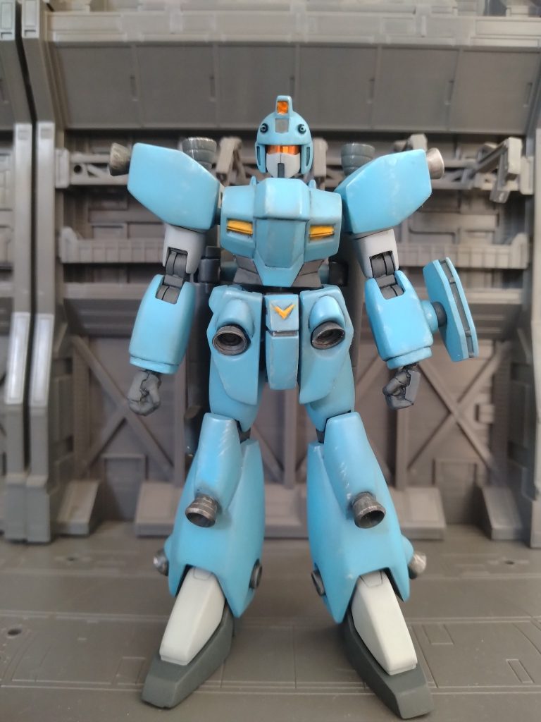 武装無しでの正面です。ビームシールドの基盤は内側がなくペラペラだったので1ミリのプラ板で製作しました。先ほども指摘しましたがパーツ数を抑える為にバーニアノズルも本体と一体化や縁が分厚いので市販パーツに交換してます。その作業が１番時間をとられました。
