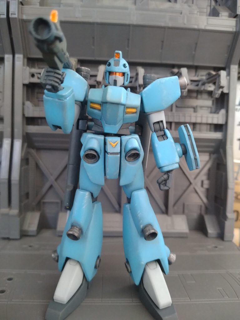 オマケで製作したビームバズーカです。武器セット付属のを接続ピンを切り落としグリップを可動させる様にしてるので肩に担ぎ易くなってます。