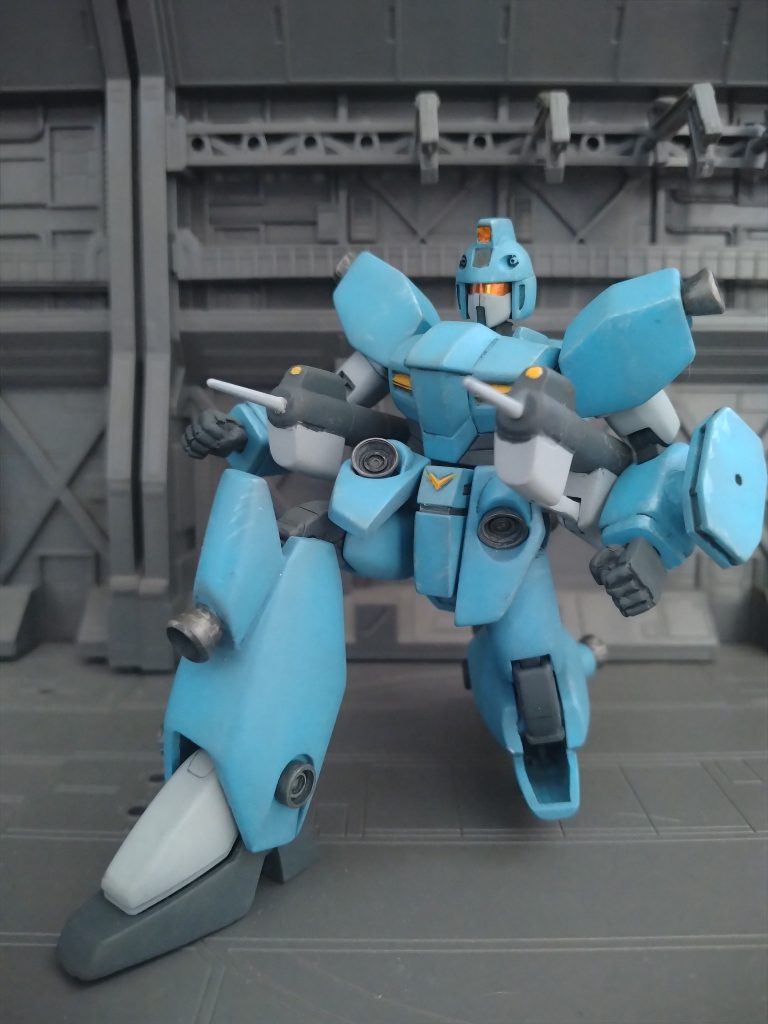 片ひざ立ちです。クロスボーンガンダムの膝関節が決まり易くましたした。