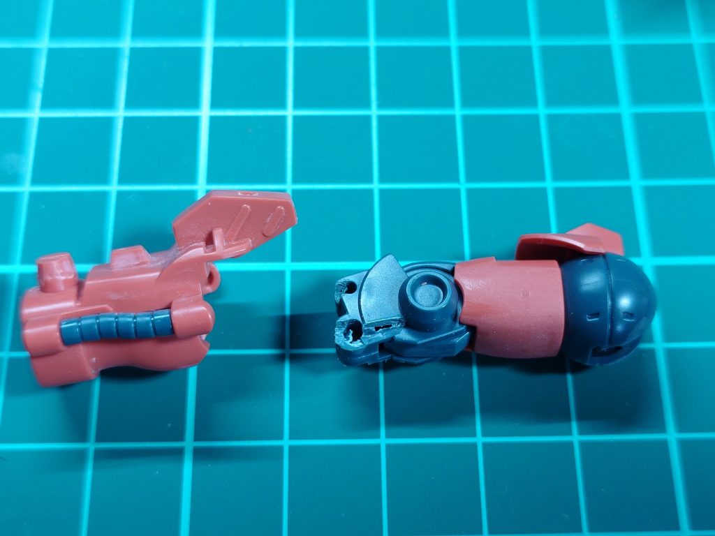HGだけど継ぎ目を消さないといけないところが少なくて作りやすかったですね！後ハメ加工するのもこの腕だけで済みました！