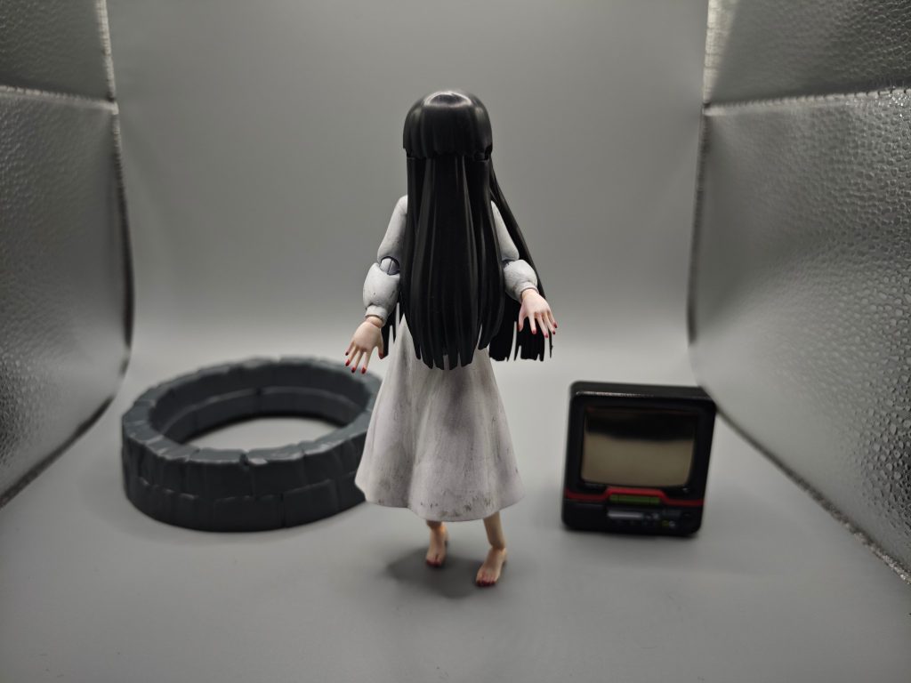 ⋯茶番でほとんどの写真投稿枠が潰れましたがミキシングコン用ガンプラ改め、フィギュアライズスタンダード「貞◯＆リングプレイセット〜きっとくるエディション〜」です。今回のミキシングコン、ガンプラがメインなら他のプラモからのパーツ流用でもミキシングとみなしてＯＫとのことだったので存分に利用させていただきました。使用キットは⋯メインキット・フィギュアライズスタンダード「ティファ・アディール」ミキシング用キット・30МＳ オプションヘアVol3ロングヘア1〜後頭部部分・30MS　オプションボディパーツアーム＆レッグパーツ（カラーＡ）〜足首部分その他、井戸っぽいパーツは30MFカスタマイズストラクチャー3のパーツ、テレビはガシャポンのテープ刺すと光るテレビを改造して使用しています。