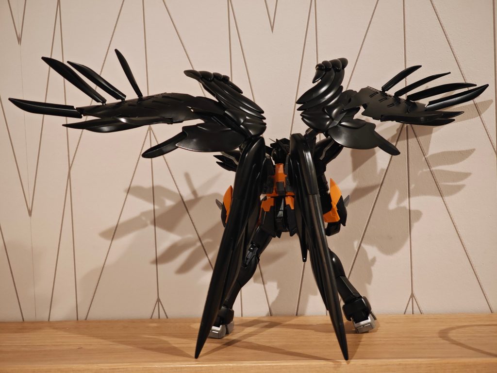 背面、ゼロカス最大の特徴である翼の可動はかなり良いと思います、オリジナルの展開ギミックとかは良い意味でRGって感じです。