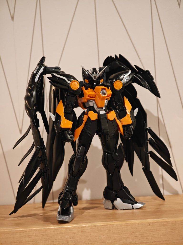 キット自体はRGゼロカスと全く一緒で単純なカラバリとなってるのですがオリジナルのシールが付属する代わりに通常版に入ってるリアリスティックデカールが付属しないという中々がっかりな仕様も⋯おかげでアイセンサーや胸等のセンサー類が素組みだとかなり残念な事になるので最低限メタリックマーカー的なのは用意した方がいいかもしれません。