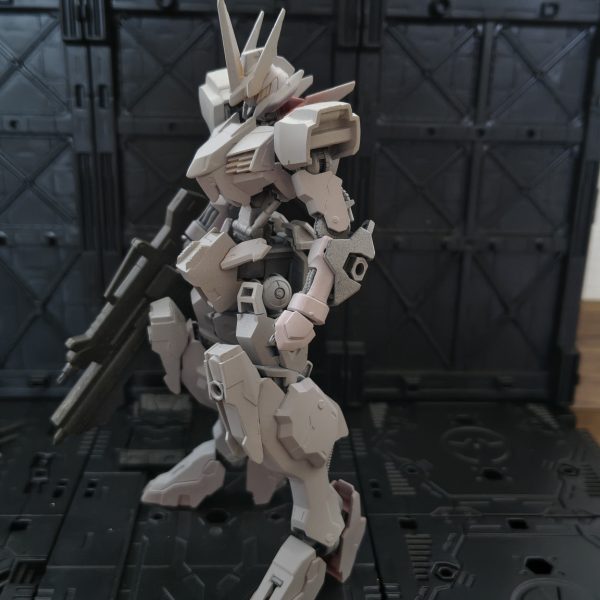 写りが悪いですが…今回は本体のバランスを取り直してみたりコクピット作ってみたりしました。次は肩アーマー変えようかなぁ…ここも、そこもと、制作中は進まなくても試行錯誤だけでもやっぱり楽しいですよね！（3枚目）