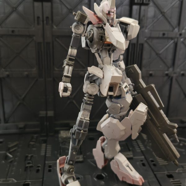 写りが悪いですが…今回は本体のバランスを取り直してみたりコクピット作ってみたりしました。次は肩アーマー変えようかなぁ…ここも、そこもと、制作中は進まなくても試行錯誤だけでもやっぱり楽しいですよね！（6枚目）