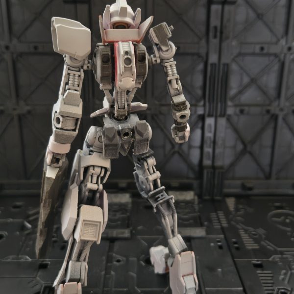 写りが悪いですが…今回は本体のバランスを取り直してみたりコクピット作ってみたりしました。次は肩アーマー変えようかなぁ…ここも、そこもと、制作中は進まなくても試行錯誤だけでもやっぱり楽しいですよね！（7枚目）
