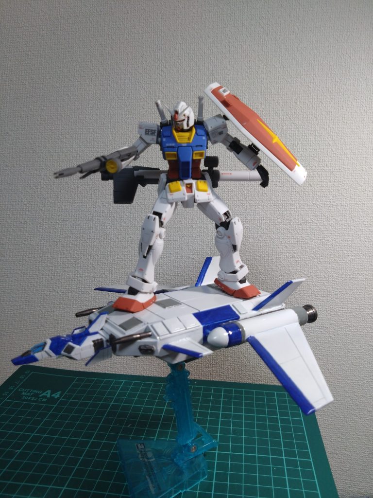 ミノフスキー粒子の波が来てるぜぇ!!と、ミノフスキークラフトは搭載していないが機体上部にモビルスーツを載せて飛行が可能。&nbsp;