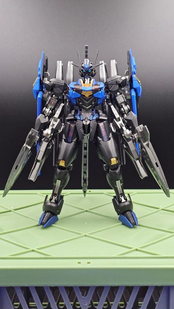 正面。パーメットスコア2相当。本体のメイン武装は近接併用のビームライフルと大型ビームガン。