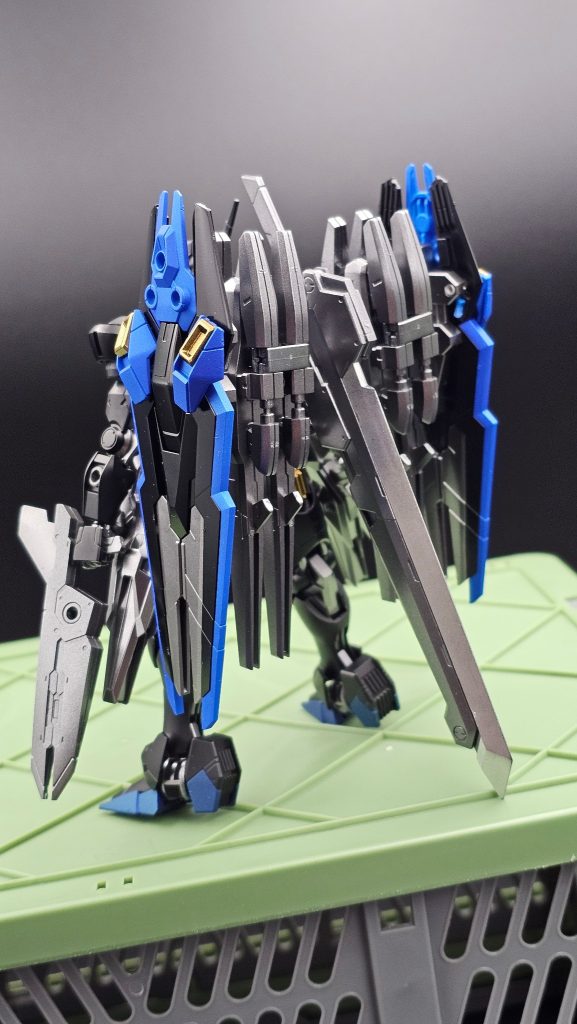 背面。パーメットスコア2相当。武装は推進器併用のビーム照射ユニット×4機推進器併用のビット付きシールド×2セット特大剣。