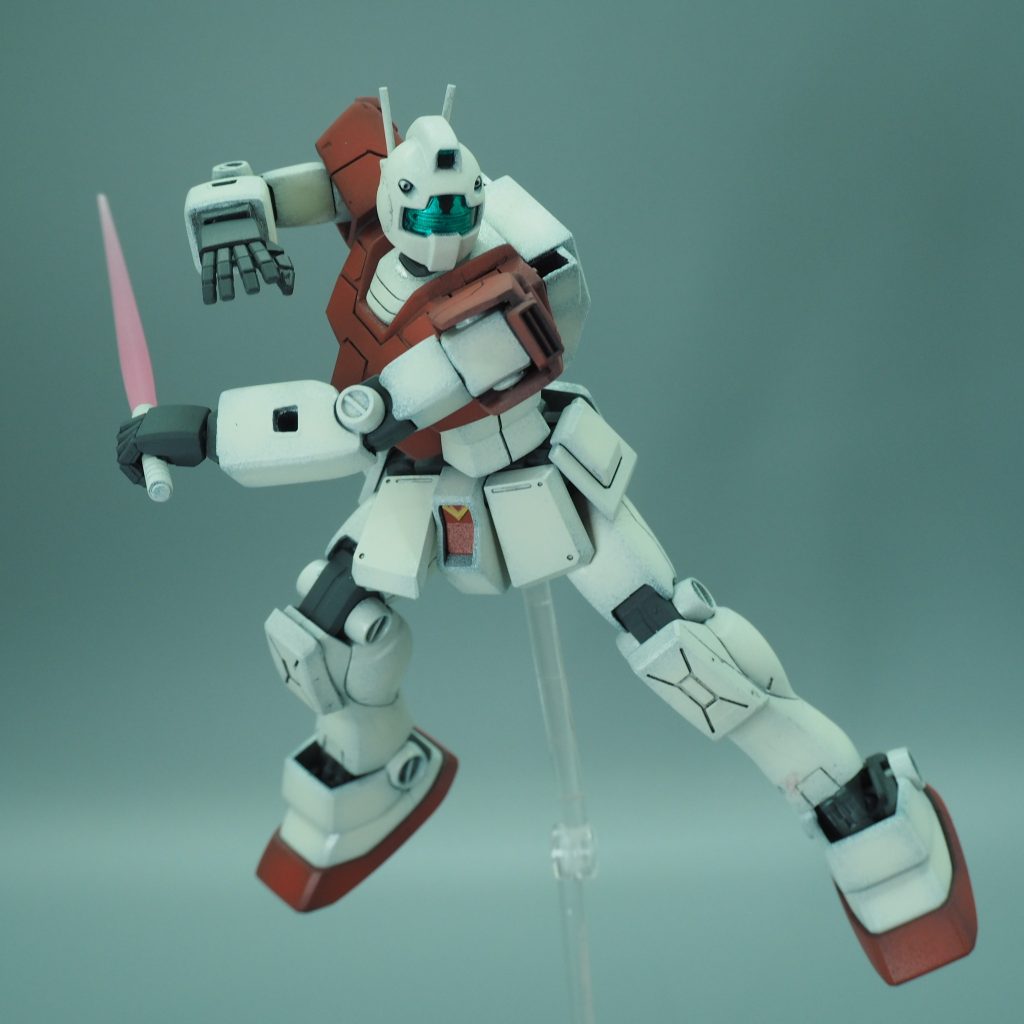 フロントアーマーは陸ガン、ふんどしはガンダム膝はパワードジムのパーツを切り出して移植元の膝とツライチなのか、増加装甲なのか、CGではよくワカラナイ…ならば作業が増えない方で！都合よく増加装甲と解釈しました👍️
