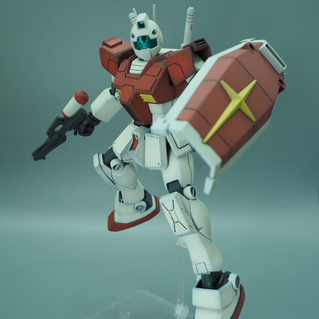 シンプルなラインだった肩アーマーは形状変更、サイドのスラスターとパイプを追加し、ゲームモデルを再現しています。後頭部のアンテナは長すぎるとジムのイメージを損ないそうなので、ほどほどに調整しました。
