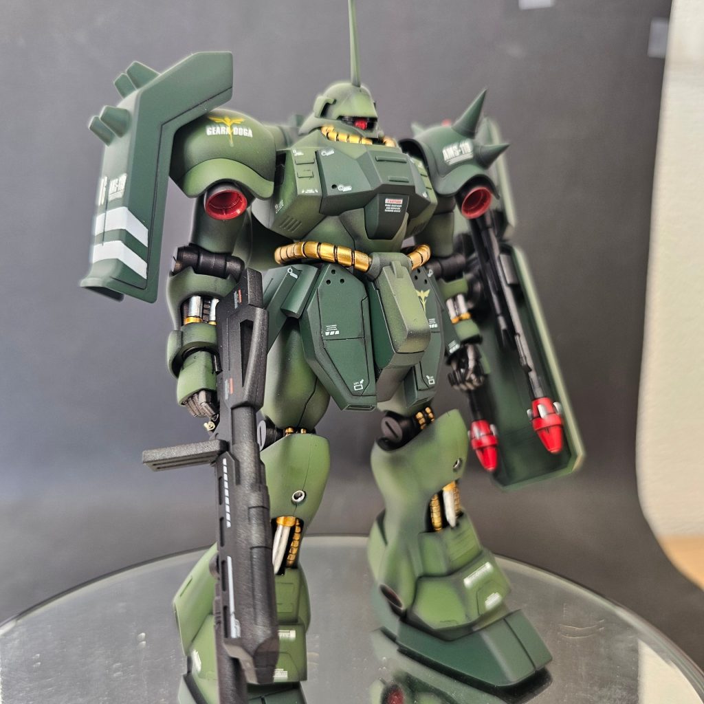 濃い緑はグラデーションが残しにくい…塗装って難しいですよね(zaku-kao4)