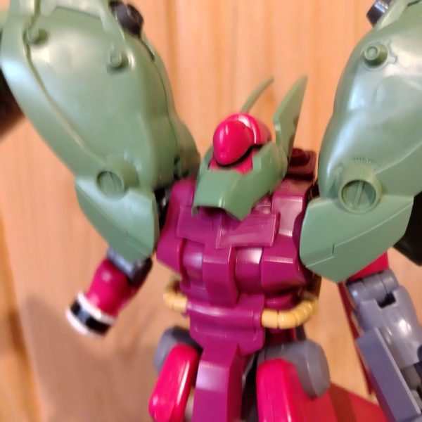 いま製作中のモノたち※この他にガンダムEXとバーザムも思いついたら手をつける…風のように気ままに選ぶ…一応理由もありまして、諸事情で秋頃から模活に割ける時間が減る可能性があるので、「構想ができてるヤツは作り始めよう！」と慌てているのです😅マルチタスクなんて得意ではないのに…笑---さておき、ノイエ・ジールのジャンクをそのまま作るか悩んでたところ、ドラッツェと組み合わせたらあら不思議！！バットマンに出てくるヴェインみたいなカッコよさ！ということで超ドラッツェも本日から開始です（2枚目）
