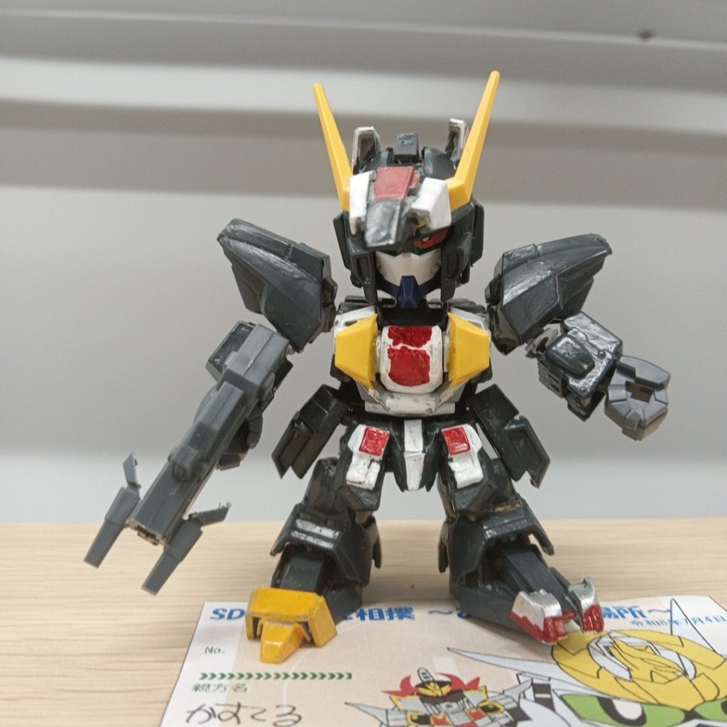 基本的にはトルネードガンダムの部品を使っています。例えば胸のパネルは足首パーツから。ダイガンもビームライフルと耳パーツから。イーグル機首もフンドシパーツをおでこに貼り付けてからプラ板で成形しました。機首のパーツは足の甲を分割して付けました。