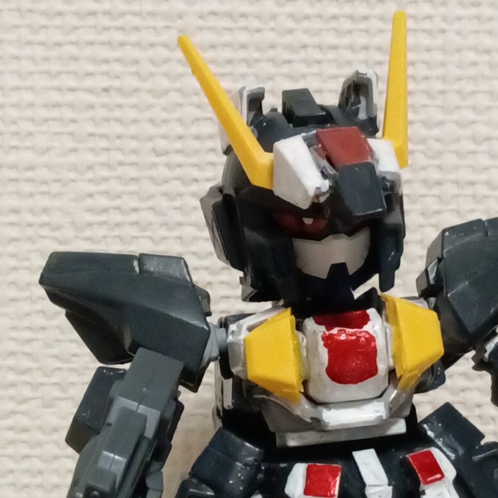かたは先のトンガリを切りました。胸中央はビッグモスらしく見えるようパテを盛りました。