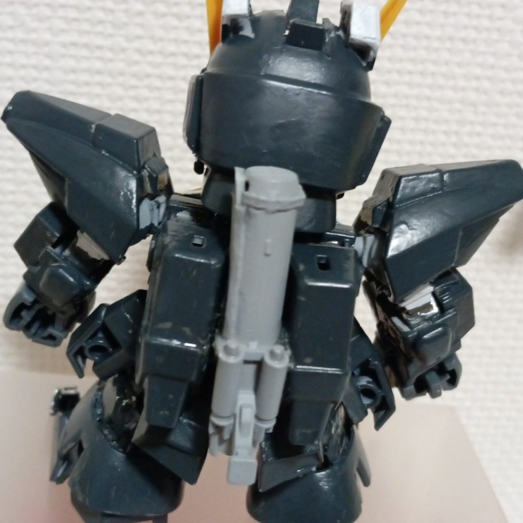 バックパックも分断して上下逆に接着。断空砲はνガンダムのハイパーバズーカから流用しています。