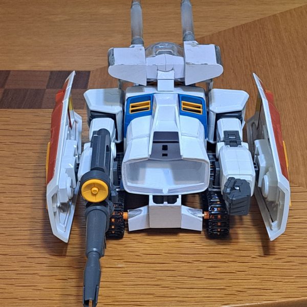 今回はGブルイージー、Gブルの進捗です。Gブルの設定画ではガンダムの拳とシールドの端面とコアファイターの端面が一致していますが、現物ではありえない。なるべく設定画に近付けるべく、ガンダム胸部と腹部を延長しました。ビームキャノンの基部の影になるので、Gブル時にはあまり違和感がありません。今回、シールドは中央部の屈曲部分で30mm短縮してます。幅もそれに伴って10mm狭くなっています。メガサイズガンダムのシールドはかなり大きく、Gブル、Gアーマー時に大き過ぎるのでこれでちょうど良いと思っています。コアファイターがGブルのコアブロックに変形時に、設定画にはハッチ状の物がありますが、ここはサイズ的には本来ならキャノピーが露出するところです。でも設定画に近付けたいのでキャノピーとハッチをネオジム磁石接続で差換えすることにしました。GパーツAとコアファイターのキャノピーは、追々、透明プラ板のヒートフォームで成形してコクピットも作ろうと思います。(試しに1/48 F-14のコクピットを購入していたのですが、全然収まりません。1/60位になりそうです。)胸部(設定での青部)と腹部(赤部)の延長パーツはGブルイージー、Gブル時のみの差換えパーツとしても良いのですが、どうせならとガンダムに組み付け出来る様にしました。(4枚目)