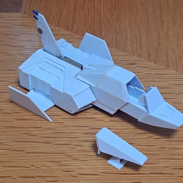 今回はGブルイージー、Gブルの進捗です。Gブルの設定画ではガンダムの拳とシールドの端面とコアファイターの端面が一致していますが、現物ではありえない。なるべく設定画に近付けるべく、ガンダム胸部と腹部を延長しました。ビームキャノンの基部の影になるので、Gブル時にはあまり違和感がありません。今回、シールドは中央部の屈曲部分で30mm短縮してます。幅もそれに伴って10mm狭くなっています。メガサイズガンダムのシールドはかなり大きく、Gブル、Gアーマー時に大き過ぎるのでこれでちょうど良いと思っています。コアファイターがGブルのコアブロックに変形時に、設定画にはハッチ状の物がありますが、ここはサイズ的には本来ならキャノピーが露出するところです。でも設定画に近付けたいのでキャノピーとハッチをネオジム磁石接続で差換えすることにしました。GパーツAとコアファイターのキャノピーは、追々、透明プラ板のヒートフォームで成形してコクピットも作ろうと思います。(試しに1/48 F-14のコクピットを購入していたのですが、全然収まりません。1/60位になりそうです。)胸部(設定での青部)と腹部(赤部)の延長パーツはGブルイージー、Gブル時のみの差換えパーツとしても良いのですが、どうせならとガンダムに組み付け出来る様にしました。(6枚目)