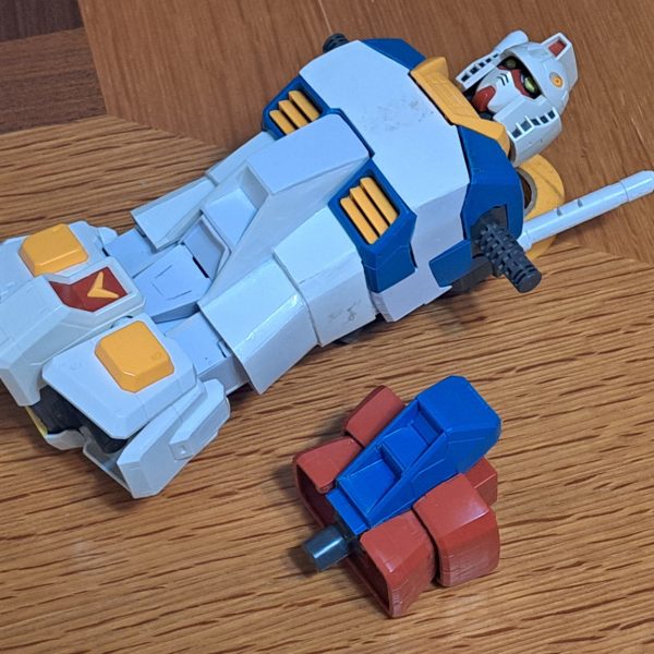 今回はGブルイージー、Gブルの進捗です。Gブルの設定画ではガンダムの拳とシールドの端面とコアファイターの端面が一致していますが、現物ではありえない。なるべく設定画に近付けるべく、ガンダム胸部と腹部を延長しました。ビームキャノンの基部の影になるので、Gブル時にはあまり違和感がありません。今回、シールドは中央部の屈曲部分で30mm短縮してます。幅もそれに伴って10mm狭くなっています。メガサイズガンダムのシールドはかなり大きく、Gブル、Gアーマー時に大き過ぎるのでこれでちょうど良いと思っています。コアファイターがGブルのコアブロックに変形時に、設定画にはハッチ状の物がありますが、ここはサイズ的には本来ならキャノピーが露出するところです。でも設定画に近付けたいのでキャノピーとハッチをネオジム磁石接続で差換えすることにしました。GパーツAとコアファイターのキャノピーは、追々、透明プラ板のヒートフォームで成形してコクピットも作ろうと思います。(試しに1/48 F-14のコクピットを購入していたのですが、全然収まりません。1/60位になりそうです。)胸部(設定での青部)と腹部(赤部)の延長パーツはGブルイージー、Gブル時のみの差換えパーツとしても良いのですが、どうせならとガンダムに組み付け出来る様にしました。(7枚目)