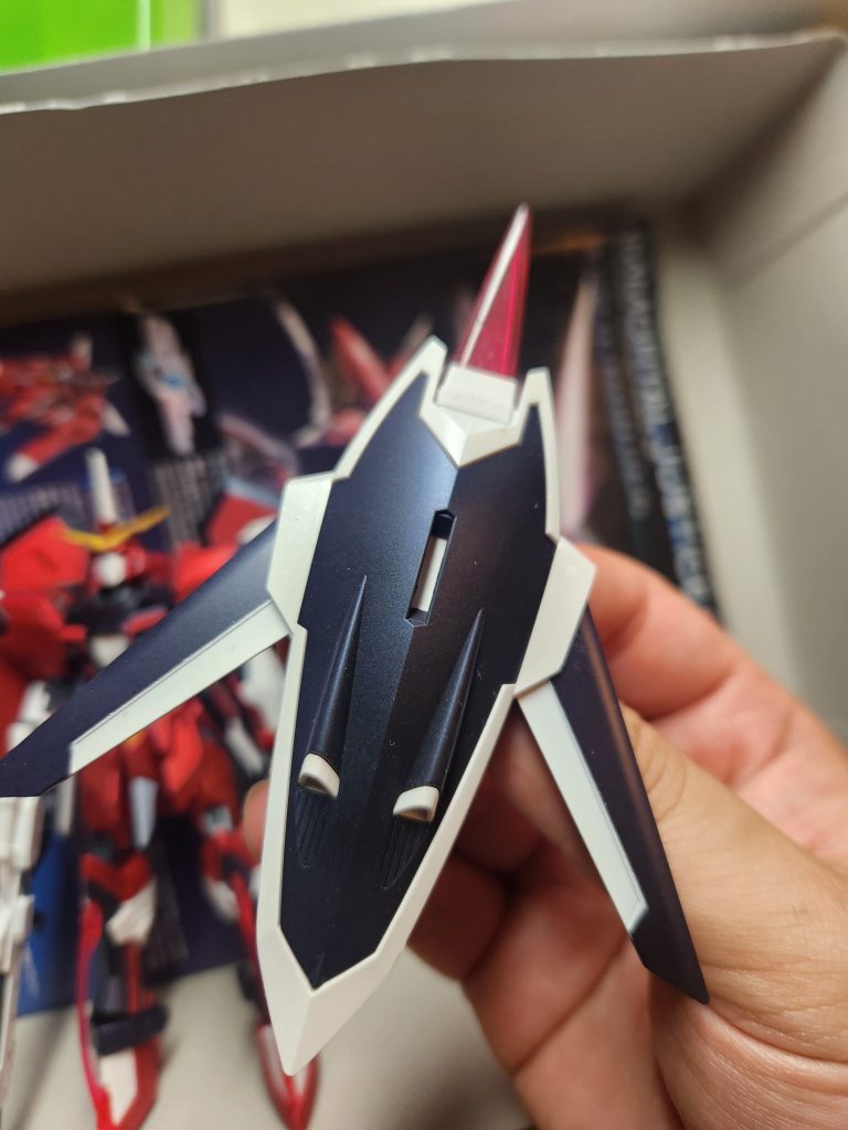 お気にポイントのシールドここでプリズムブルーブラックとは出会いましたマスキングが甘かったですが翼のところをそこそこ綺麗に塗れたのが満足です