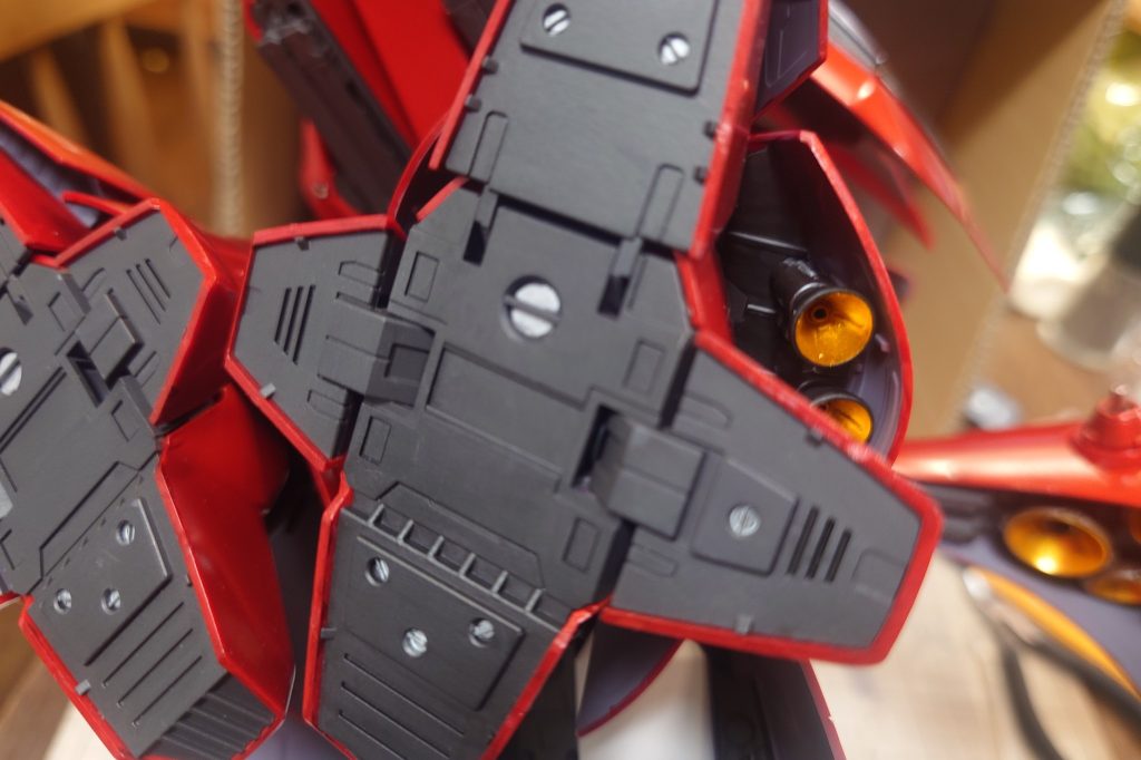 スカート裏も抜かりなくダークアイアンとカモフラージュグレーで。バーニアノズルはブリオンゴールドとチタンゴールドで。