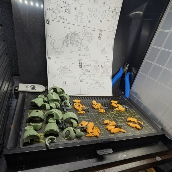 本日の作業は、水陸両用MSの重厚感を決定づける「HGUC 1/144 ゾック」の腕部とアイアンネイル(クロー部分)の製作です。このゾックは2007年に発売された名作キットですが、今回の作業で最も苦労したのは、両腕合わせて合計6個の同じクローパーツを処理することと、当時のキット特有の「パーツの噛み合わせの硬さ」でした。現在の最新キットの滑らかなスナップフィットに慣れていると、この時代のパーツをパチリと合わせる際の力強さには驚かされます。しかし、ここで大活躍してくれたのが「タミヤ薄刃ニッパー」です。肉厚で硬いプラスチックのゲートも、この薄刃ニッパーの鋭い切れ味のおかげでパーツに余計な負荷をかけずに白化を最小限に抑えつつ切り離すことができました。古い年代のキットを作る時ほど、工具の信頼性が身に染みます。組み立てには少し力が要りましたが、この「作りやすさが明確に違う」という事実こそが、バンダイさんの成形技術がどれほど進歩してきたかを指先で直接教えてくれる、非常に楽しい体験でもありました。苦労して組み上げた甲斐があり、完成した腕部は可動域が非常に良好です。クローの開閉を含めて、水泳部らしいダイナミックで豊かな表情がつけられるのは最高の気分ですね!内部フレームの精密さやメガ粒子砲の造形など、語り尽くせない魅力が詰まったゾック。引き続き、完成を目指して朝活を楽しんでいきます。(2枚目)