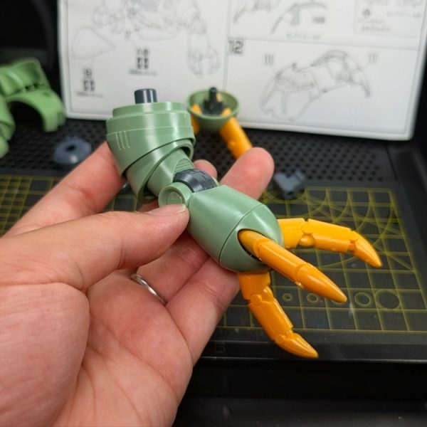 本日の作業は、水陸両用MSの重厚感を決定づける「HGUC 1/144 ゾック」の腕部とアイアンネイル(クロー部分)の製作です。このゾックは2007年に発売された名作キットですが、今回の作業で最も苦労したのは、両腕合わせて合計6個の同じクローパーツを処理することと、当時のキット特有の「パーツの噛み合わせの硬さ」でした。現在の最新キットの滑らかなスナップフィットに慣れていると、この時代のパーツをパチリと合わせる際の力強さには驚かされます。しかし、ここで大活躍してくれたのが「タミヤ薄刃ニッパー」です。肉厚で硬いプラスチックのゲートも、この薄刃ニッパーの鋭い切れ味のおかげでパーツに余計な負荷をかけずに白化を最小限に抑えつつ切り離すことができました。古い年代のキットを作る時ほど、工具の信頼性が身に染みます。組み立てには少し力が要りましたが、この「作りやすさが明確に違う」という事実こそが、バンダイさんの成形技術がどれほど進歩してきたかを指先で直接教えてくれる、非常に楽しい体験でもありました。苦労して組み上げた甲斐があり、完成した腕部は可動域が非常に良好です。クローの開閉を含めて、水泳部らしいダイナミックで豊かな表情がつけられるのは最高の気分ですね!内部フレームの精密さやメガ粒子砲の造形など、語り尽くせない魅力が詰まったゾック。引き続き、完成を目指して朝活を楽しんでいきます。(1枚目)