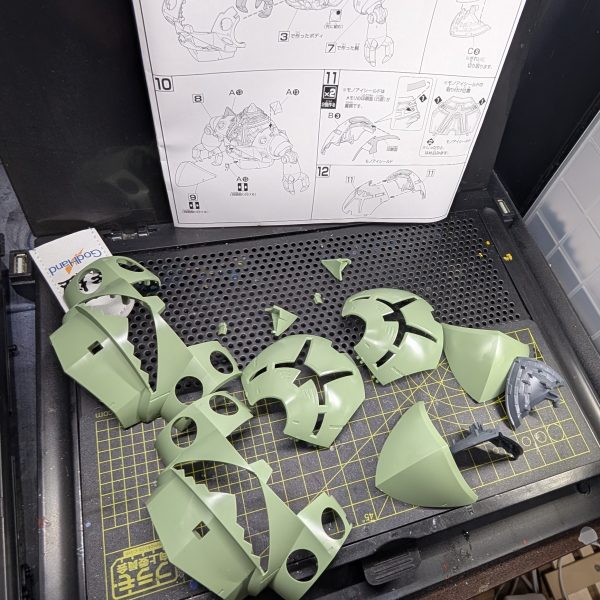 皆様、お疲れ様です。今回は、コツコツ進めていた「HGUC ゾック」の素組みが完了しましたので、その進捗と制作過程での気付きを共有させていただきます。組み上がったゾックを改めて眺めてみると、丸みを帯びたなんとも言えない愛嬌のある可愛らしさと、巨大モビルスーツならではの圧倒的な重量感・格好良さが絶妙なバランスで両立しており、非常に魅力的なフォルムだと感じています。ただ、今回の組み立てプロセスにおいては思わぬところで苦戦を強いられる場面がありました。最も苦労したのが「胴体カバー部分」のはめ合わせです。ゾックはその前後対称という独特の設計上、巨大な外装パーツで内部の構造を覆い隠すように組み上げていくのですが、パーツ同士のはめ込みがシビアで、なかなか上手くはまってくれませんでした。さて、素組みが完了して機体の構造を把握できたところで、次回からはお楽しみの改修作業に入ります。先日組み上げた「リック・ドム」のパーツと今回のゾックを掛け合わせ、お手軽なアプローチではありますが「3脚リックゾック」というオリジナル機体のミキシングに挑戦していく予定です。水陸両用の重装甲と宇宙用の高機動推進器が組み合わさった、異形の3脚シルエットを目指します。どのようなバランスで脚部を接続していくか試行錯誤が続きますが、今後の制作過程も随時アップしていきますので、ぜひ皆様からのアドバイスやご感想をいただけると大変心強いです。引き続き、よろしくお願いいたします!(5枚目)