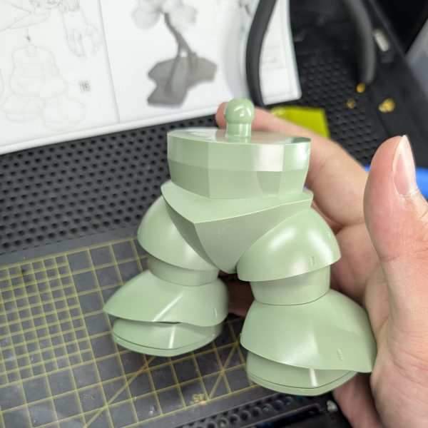 皆様、お疲れ様です。今回は、コツコツ進めていた「HGUC ゾック」の素組みが完了しましたので、その進捗と制作過程での気付きを共有させていただきます。組み上がったゾックを改めて眺めてみると、丸みを帯びたなんとも言えない愛嬌のある可愛らしさと、巨大モビルスーツならではの圧倒的な重量感・格好良さが絶妙なバランスで両立しており、非常に魅力的なフォルムだと感じています。ただ、今回の組み立てプロセスにおいては思わぬところで苦戦を強いられる場面がありました。最も苦労したのが「胴体カバー部分」のはめ合わせです。ゾックはその前後対称という独特の設計上、巨大な外装パーツで内部の構造を覆い隠すように組み上げていくのですが、パーツ同士のはめ込みがシビアで、なかなか上手くはまってくれませんでした。さて、素組みが完了して機体の構造を把握できたところで、次回からはお楽しみの改修作業に入ります。先日組み上げた「リック・ドム」のパーツと今回のゾックを掛け合わせ、お手軽なアプローチではありますが「3脚リックゾック」というオリジナル機体のミキシングに挑戦していく予定です。水陸両用の重装甲と宇宙用の高機動推進器が組み合わさった、異形の3脚シルエットを目指します。どのようなバランスで脚部を接続していくか試行錯誤が続きますが、今後の制作過程も随時アップしていきますので、ぜひ皆様からのアドバイスやご感想をいただけると大変心強いです。引き続き、よろしくお願いいたします!(4枚目)